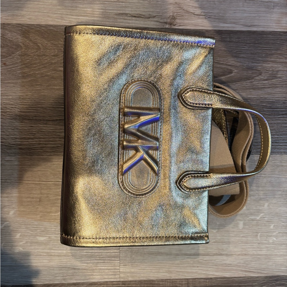 Michael Kors Gigi
Small Empire Logo
Messenger Bag-Gold